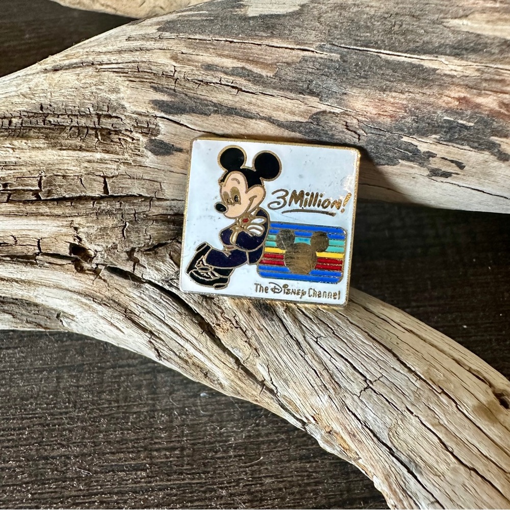 Walt Disney Channel Mickey Mouse 3 Million Subscribers Pin